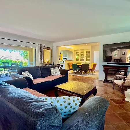 With Pool And Air Conditioning Villa *