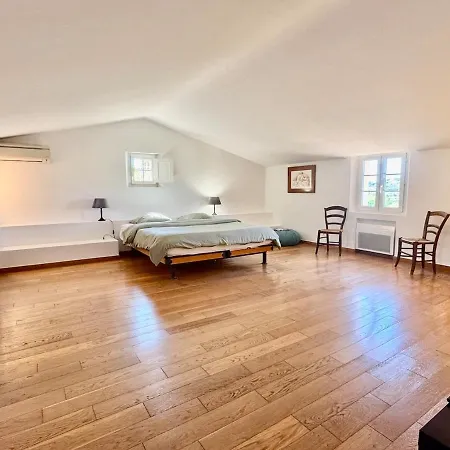 Villa With Pool And Air Conditioning *