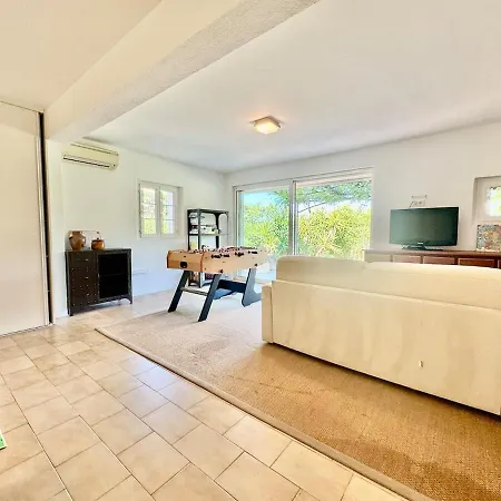 Villa With Pool And Air Conditioning