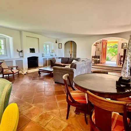 Villa With Pool And Air Conditioning