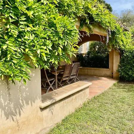 Villa With Pool And Air Conditioning